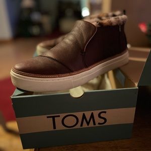 Excellent used condition. Wore 5 times at most.